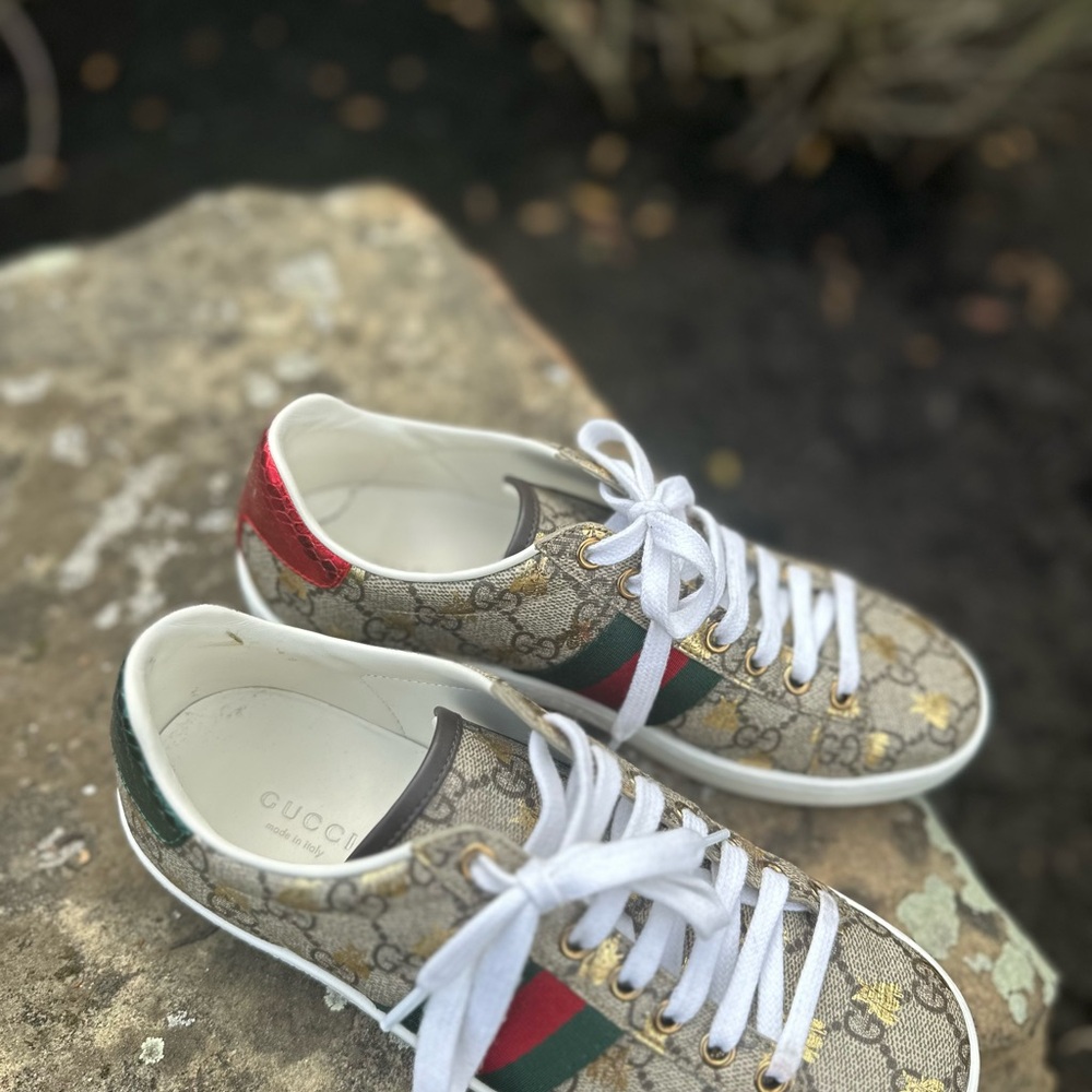 Gucci Beige Monogram Sneakers with Red and Green Accents - Picture 2 of 2
